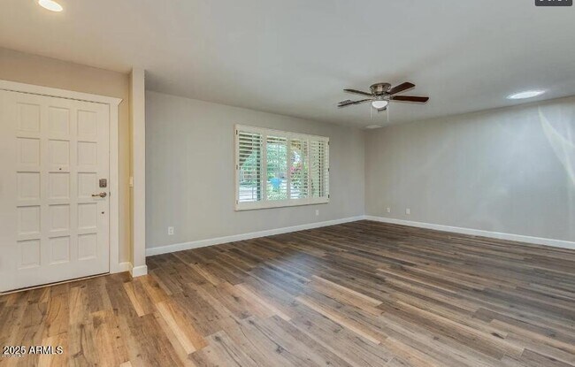 Building Photo - 2502 E Sahuaro Dr