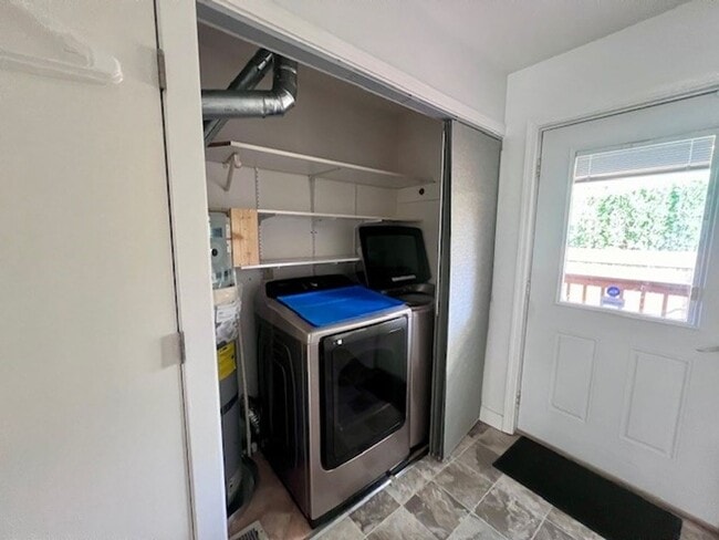 Building Photo - Cute 1 Bd 1 Ba Duplex in Beautiful Blaine!