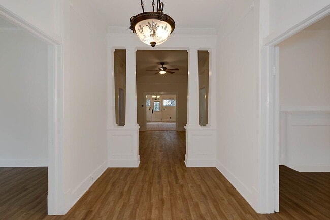 Building Photo - Stunning Renovated 4-Bedroom Home in Lakebottom with Screened Porch & Prime Location Near Fort Mo...