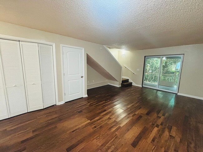 Building Photo - 2/1.5 Townhome near Downtown - will go quick