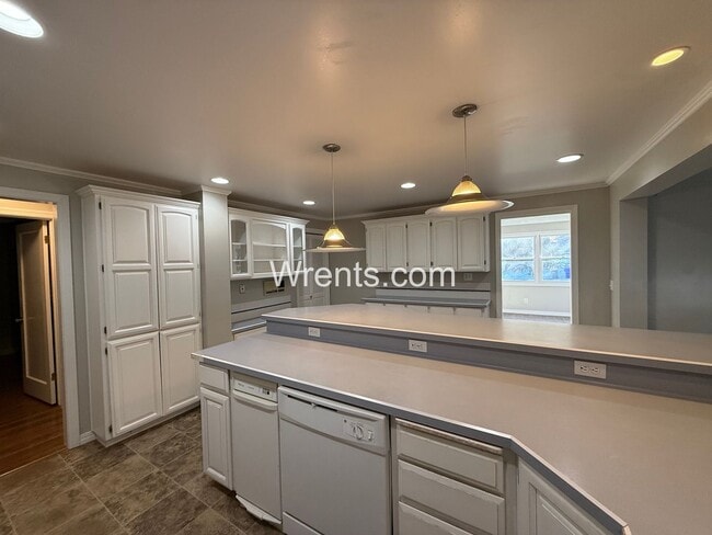 Building Photo - Spacious 6-Bedroom Home with Pool & Multiple Fireplaces – Great Northside Location!