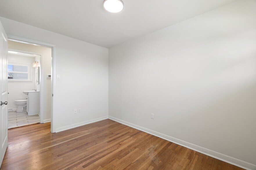 Building Photo - 389 Thompson St