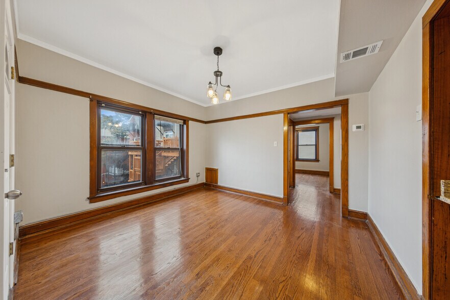 Building Photo - 1128 W Diversey Pkwy