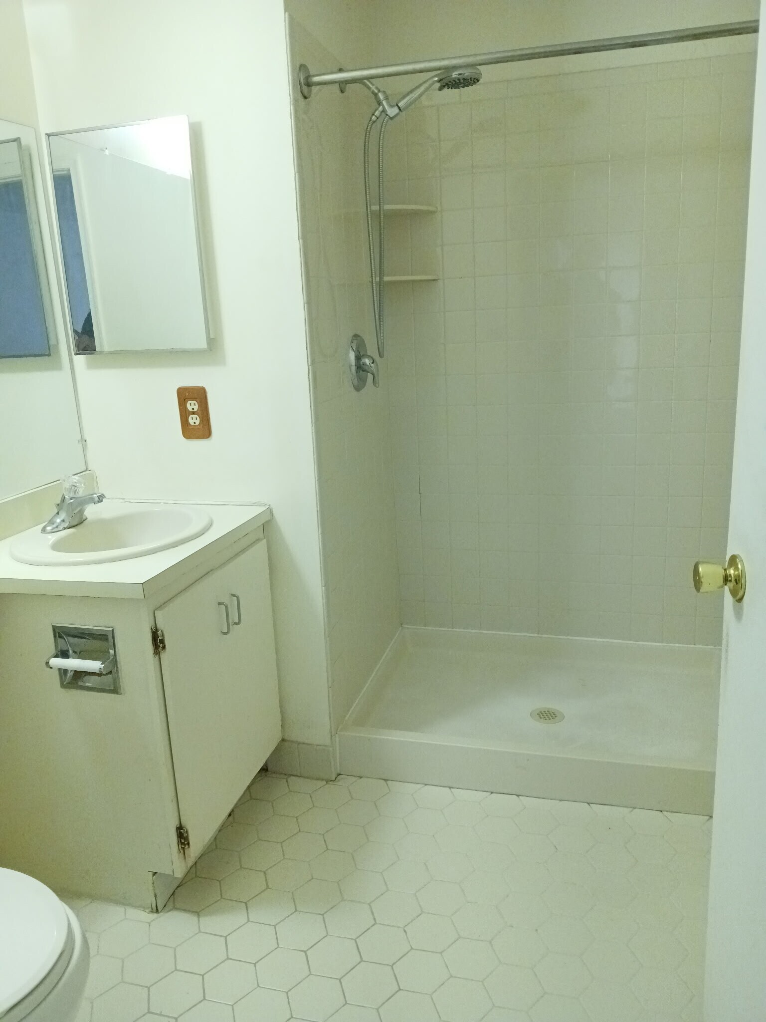 Master Bathroom - 215 Rachel Ct