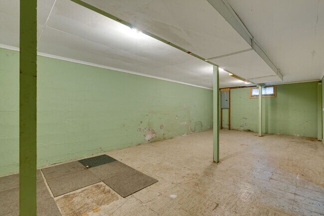 Building Photo - 1137 SE Uglow Ave