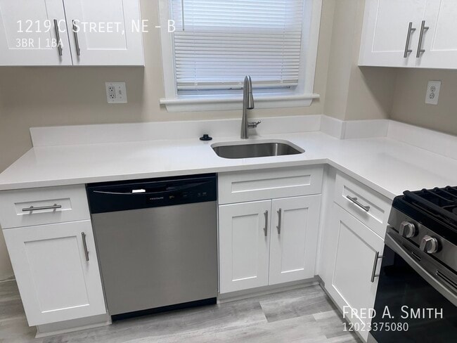 Building Photo - 1219 C St NE