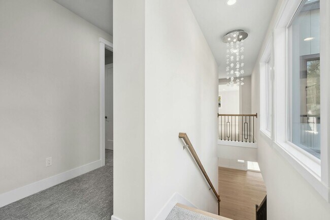 Building Photo - 5Bd/4.5Ba Bellevue House