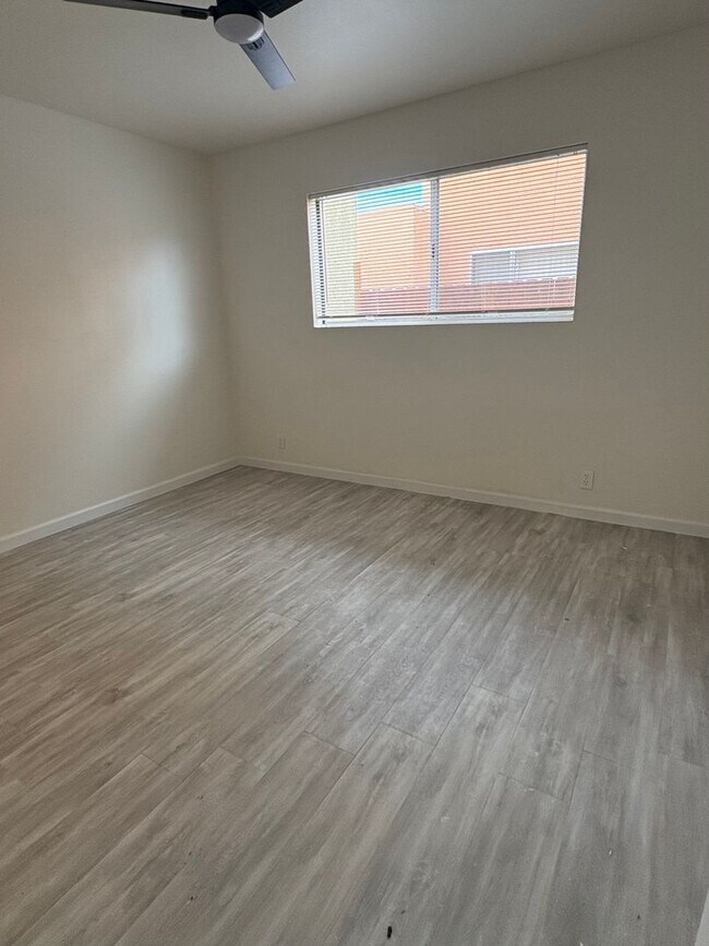 Building Photo - 1951 N Ventura Rd