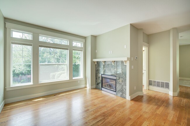 Building Photo - 3Bd/3.25Ba Kirkland Townhome