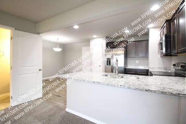 Building Photo - 633 Newport Pl