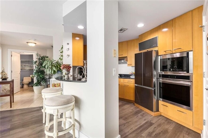 Building Photo - 700 Park Regency Pl NE