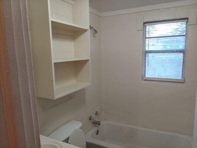 Building Photo - 1517 E Residence Ave