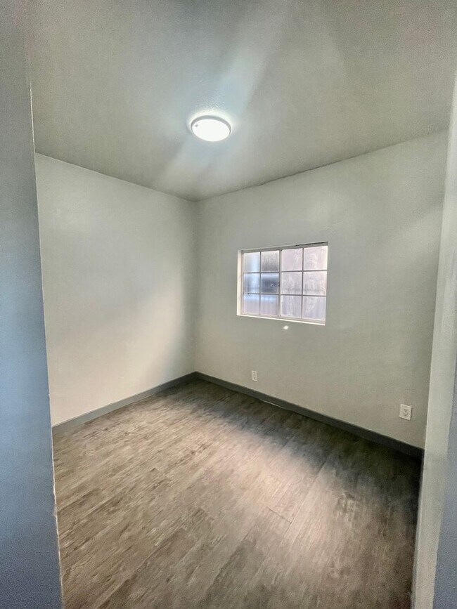 Building Photo - Move in Ready! 1 Bed + 1 Bath + Bonus Room for office!