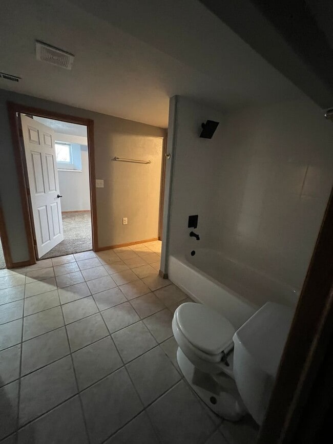 Building Photo - 5 bedroom/3 bath w/mother in law style qua...