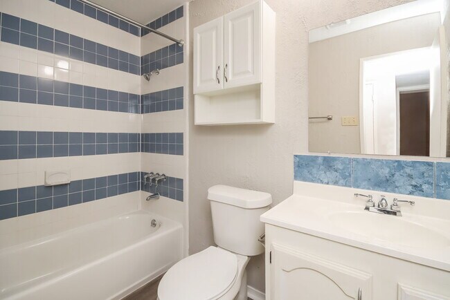 Building Photo - 6310 W Ridgecreek Dr