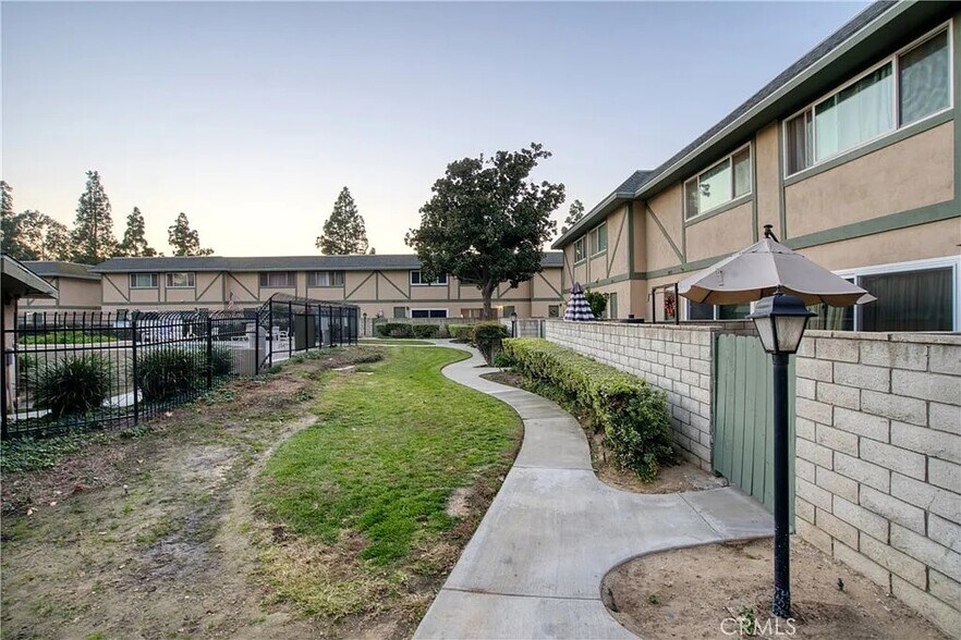 Walk to the townhome - 1103 W Francis St