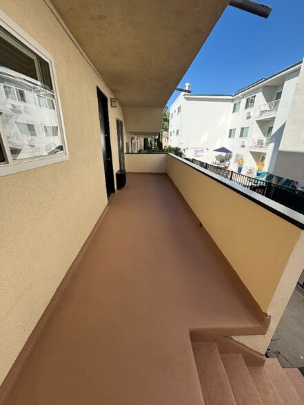 Building Photo - 2042 Beachwood Dr