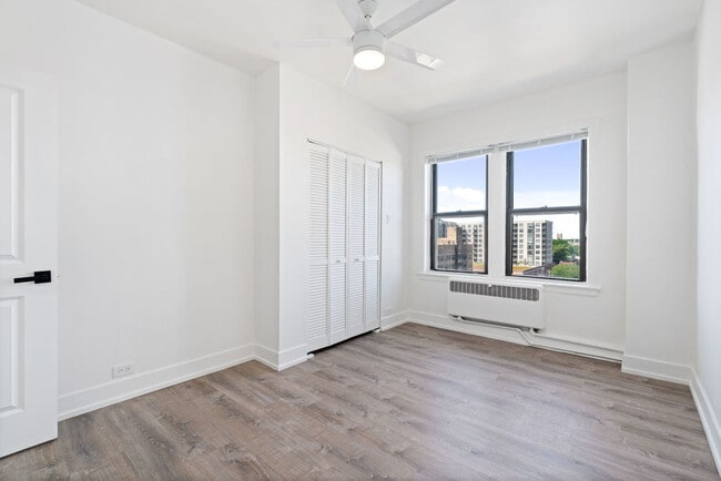 Building Photo - 6230 N Kenmore Ave
