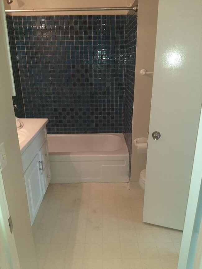 Building Photo - 2 Story 2 bedroom Huntington Beach Townhome