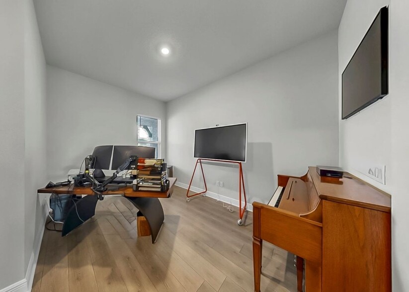 Building Photo - 5407 Del Coronado Dr