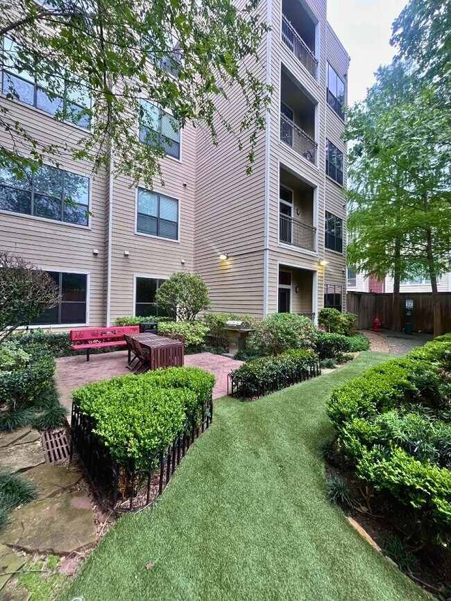 Building Photo - 2727 Brazos St