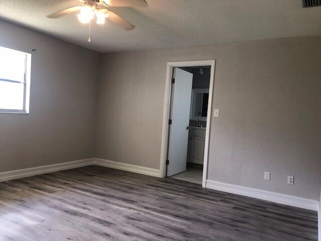 Building Photo - Adorable & Updated in DeBary!