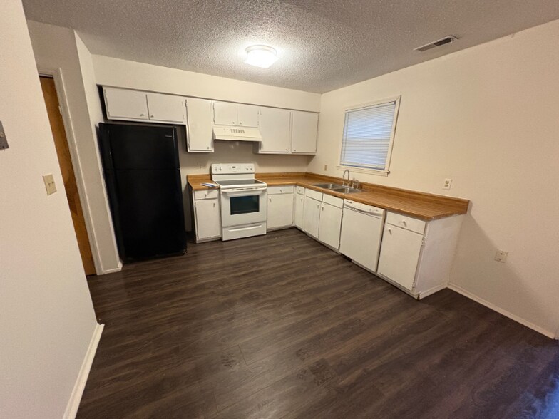 Building Photo - 122 Carriage Pl