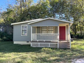 Building Photo - Charming, Spacious 3 bedroom 2 bath