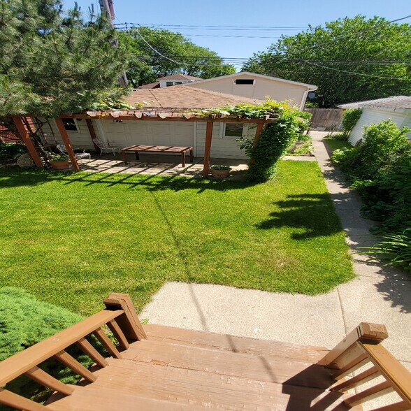 Building Photo - 5361 N Linder Ave