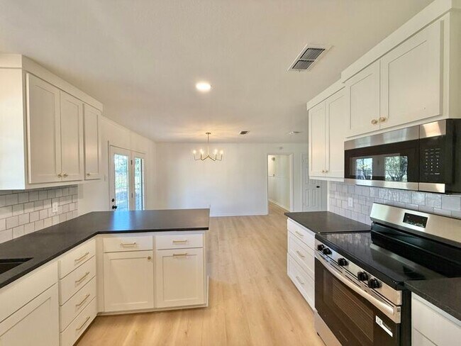 Building Photo - Spacious 3-Bedroom, 2-Bath Home with Bonus...