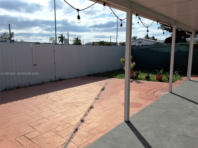 Building Photo - 750 SW 97th Ct Cir