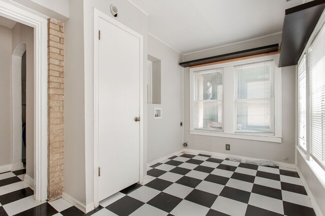 Building Photo - 2 Bedroom, 1 Bath near Lower Greenville