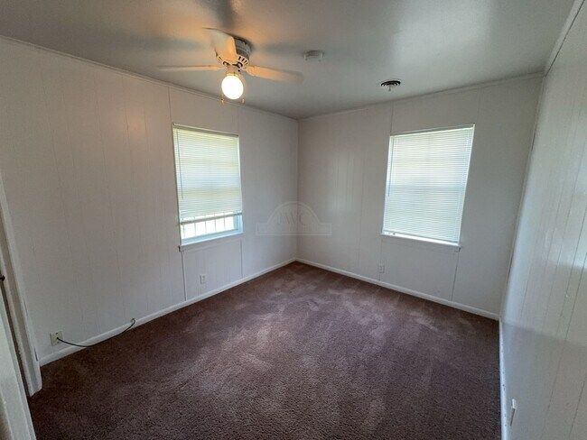 Building Photo - 906 Jefferis Ave