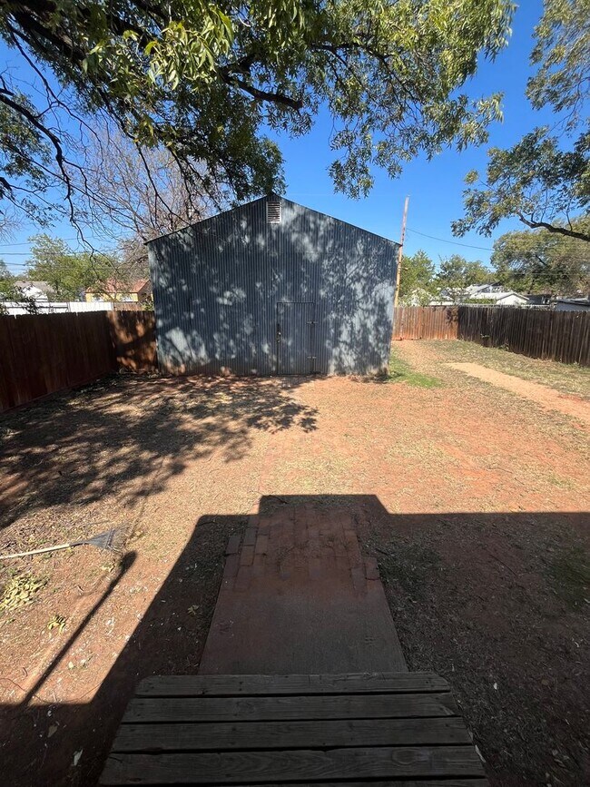 Building Photo - 3158 S 6th St