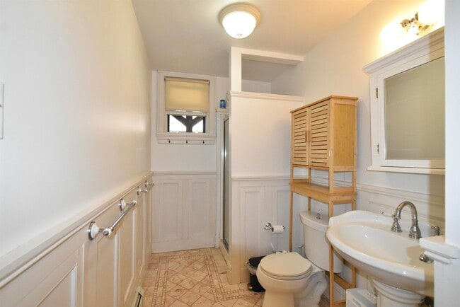 Building Photo - 214 8th St