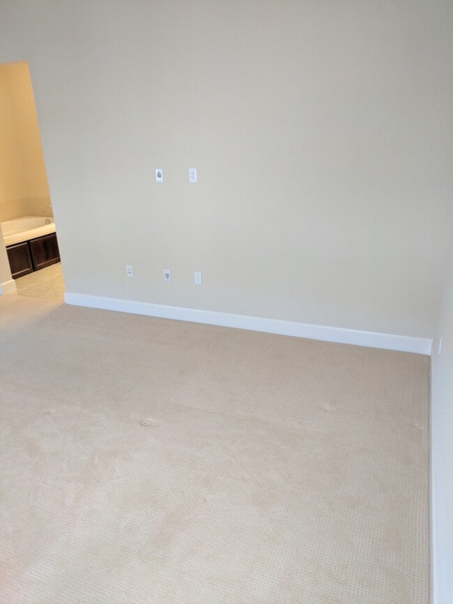 Building Photo - Luxury 3 bedroom 3 bath located in great a...