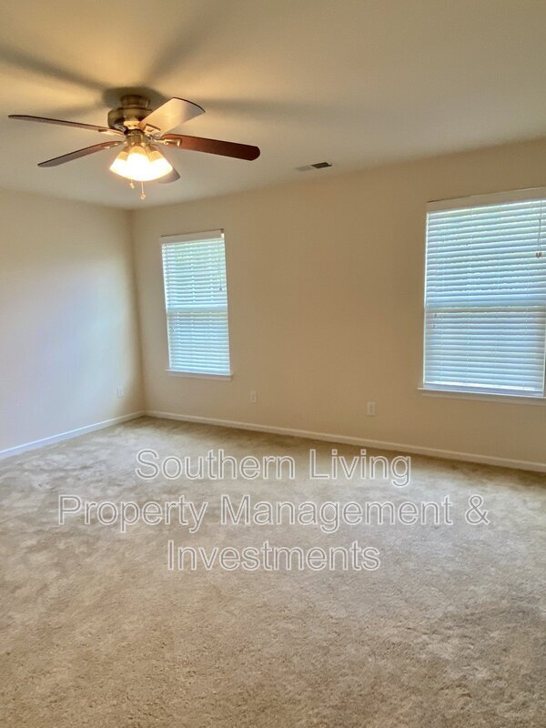 Building Photo - 2601 Silverthorn Dr