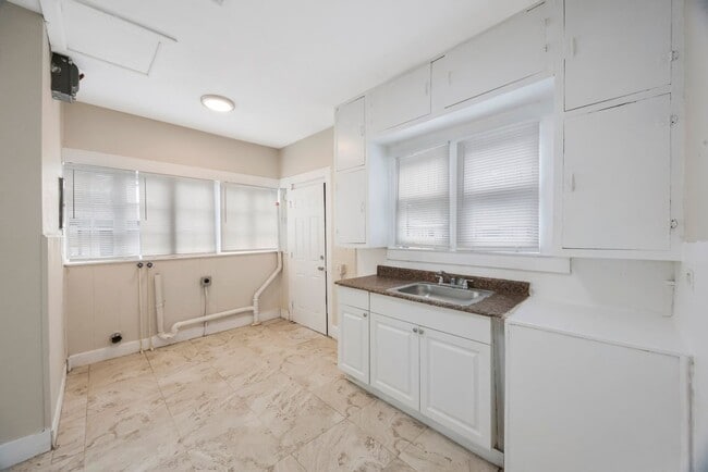 Building Photo - Large 3bdrm/1bath/+ bonus room ***Section ...