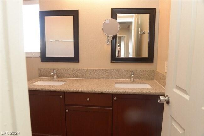 Building Photo - 6527 Tulip Garden Dr