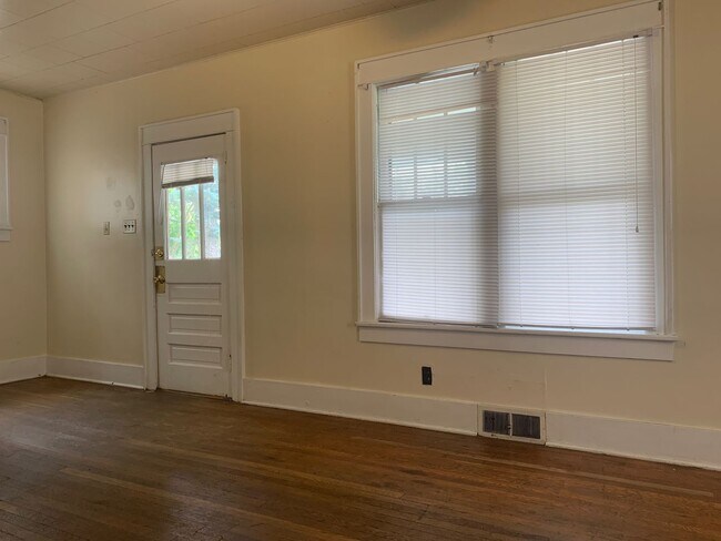 Building Photo - 3 Bed/1 Bath Home located close to Sunnyside and Downtown Campus- Available 5/20/2026