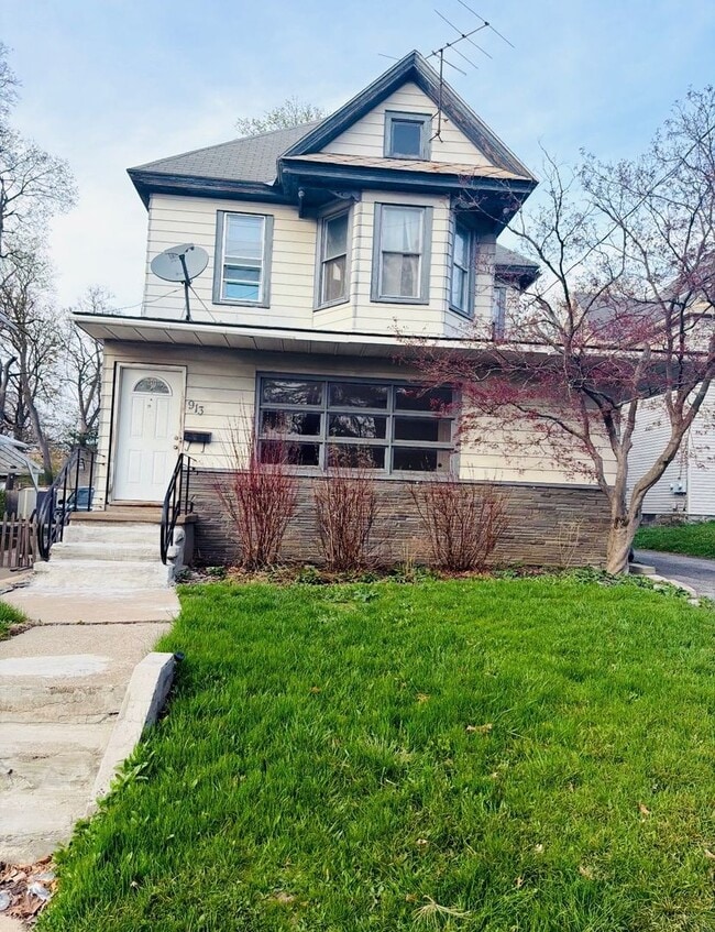 Building Photo - 913 Nott St
