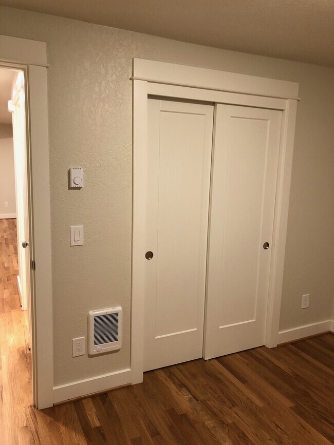 Building Photo - Like New Modern 2BD First Floor New Hardwo...