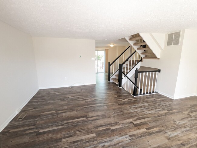 Building Photo - 3 level townhouse in established Frederick neighborhood available July 1st!