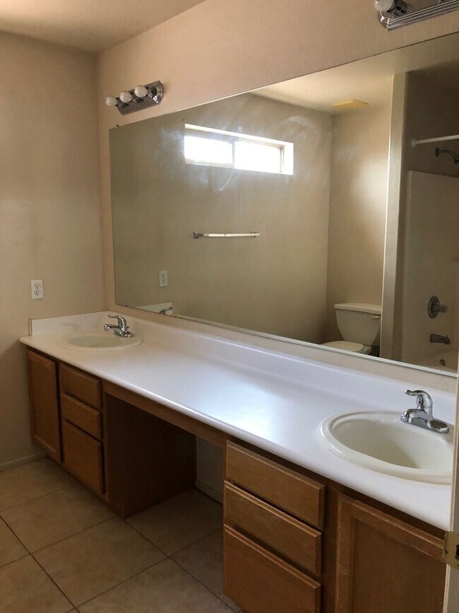 Building Photo - 3 Bedroom - 2 story corner lot - Glendale ...