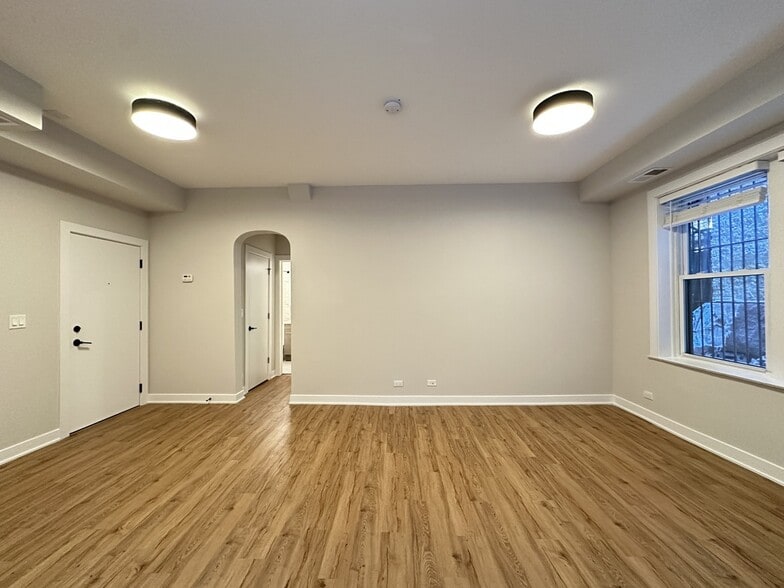 Building Photo - 661 W Wrightwood Ave