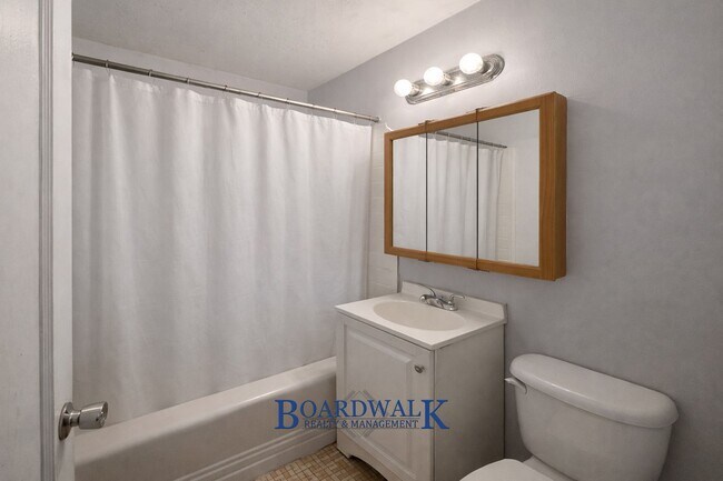 Building Photo - 1138-1138 Navajo St