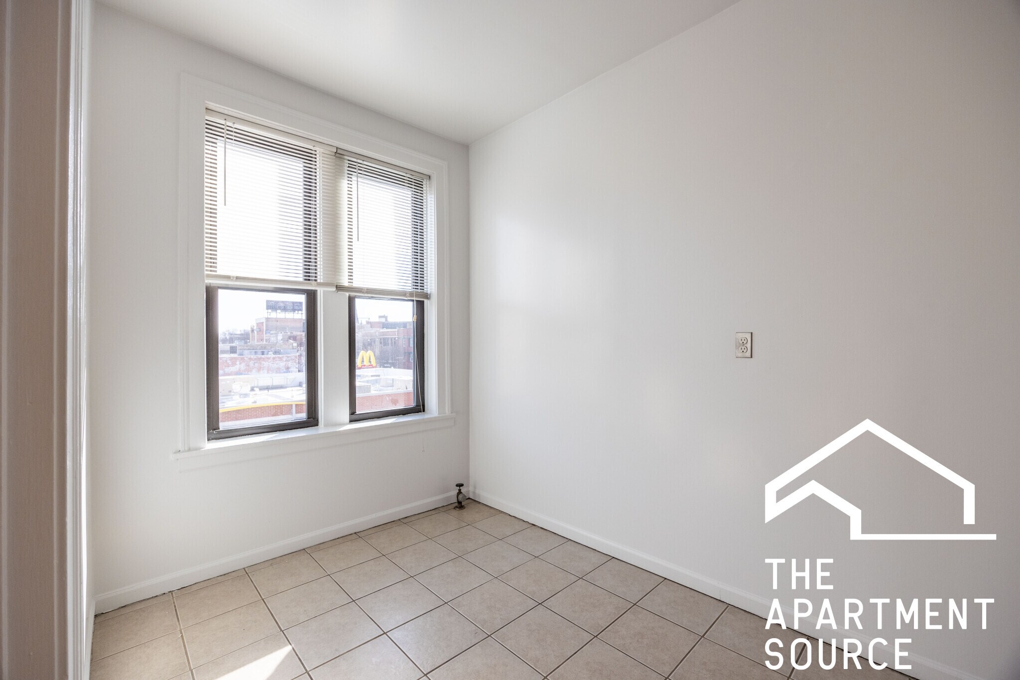 Building Photo - 2704 N Sawyer Ave