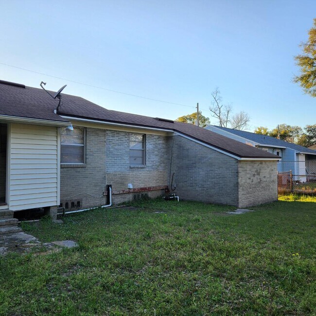 Building Photo - 7927 Reid Ave