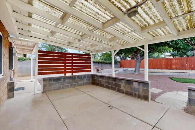 Building Photo - 2020 Hendola Dr NE