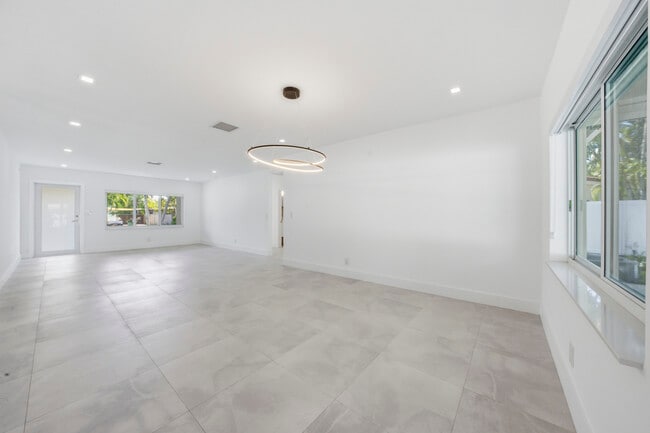 Building Photo - 2001 NE 17th Way